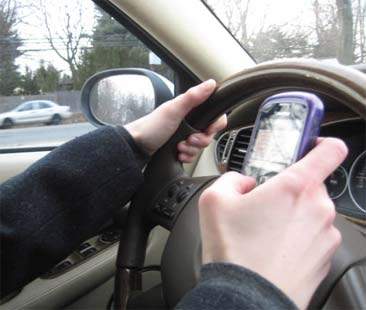 Allarme selfie, frenare la moda di chi guida con gli “occhi bendati”