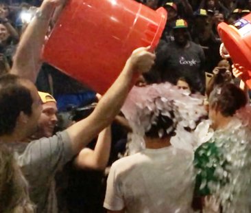 La doccia ghiacciata trionfa sui social tra show e sostegno alla ricerca sulla Sla