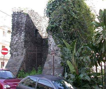 Catania – Il gioiello nascosto tra il degrado: l’Antico Corso cerca una nuova luce Catania – Il gioiello nascosto tra il degrado: l’Antico Corso cerca una nuova luce