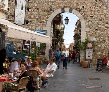 Messina – Nuova fiducia a MessinAmbiente ma Taormina è nel caos dei rifiuti Messina – Nuova fiducia a MessinAmbiente ma Taormina è nel caos dei rifiuti