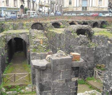 Catania – Anfiteatro: una “tragicommedia”. Cancelli chiusi proprio ad agosto