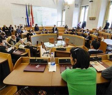 Politici “abusivi”: spreco milionario