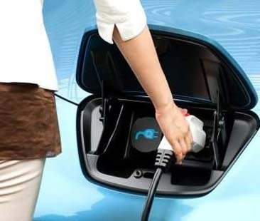 L’auto elettrica si ricarica da casa, nei box o in cortile