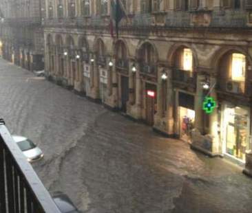 Prime piogge, città isolane galleggianti