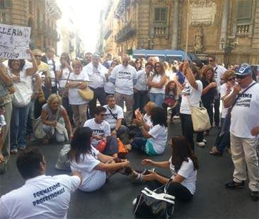 Formazione: Crocetta promette 130 mln ma la piazza resta calda