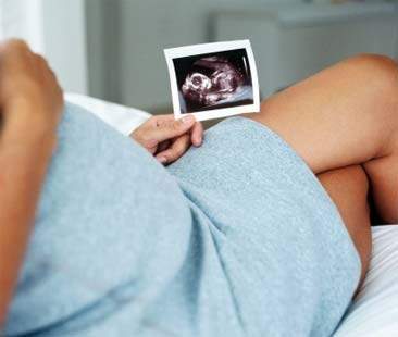 La vita più forte della crisi: diminuiscono gli aborti in Italia