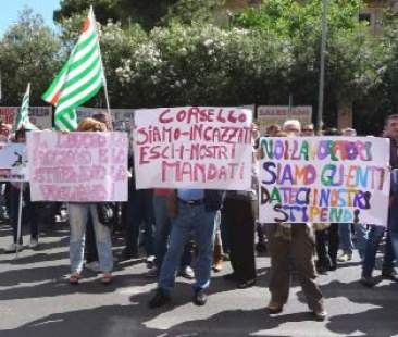 Formazione, tutti in piazza. Il sistema è oramai esploso