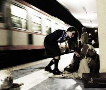 Treno che va solitudine che resta, disperazione ferma alla stazione
