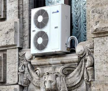 Via i condizionatori che deturpano facciata in zona vincolata