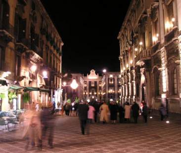 Catania – Centro storico in pieno degrado. Da “salotto buono” a far west Catania – Centro storico in pieno degrado. Da “salotto buono” a far west