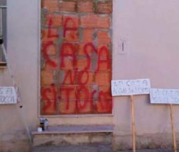 Ragusa – A Comiso si fanno murare dentro casa per resistere allo sfratto