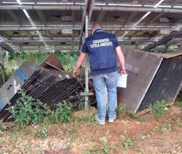 Pannelli fotovoltaici, le regole per lo smaltimento e il riciclo Pannelli fotovoltaici, le regole per lo smaltimento e il riciclo