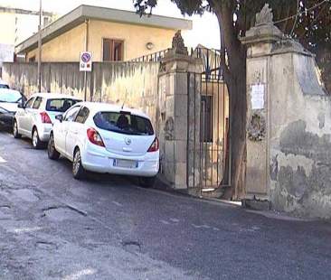 Catania – Cimitero di Acicastello: impossibile accedere. Troppi pericoli tra muri e alberi