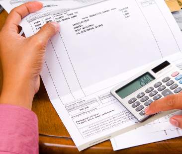 Bollette di luce e gas salatissime, gli italiani spendono 1.635 euro l’anno