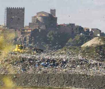 Discariche chiuse perché sature, evviva le discariche siciliane