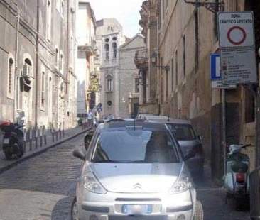 Catania – La sosta notturna a pagamento scontenta esercenti e residenti