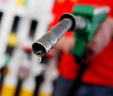 Il costo del petrolio scende del 45% ma quello dei carburanti solo del 15%