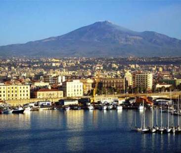Alla scoperta della splendida città di Catania tra banchetti fumanti, movida, folklore e cultura