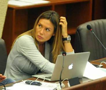 Quindicimila euro al mese da Berlusconi alla Minetti