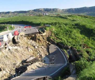 La Sicilia frana, Regione immobile