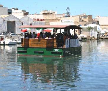 La nostalgica Chiatta sul fiume Mazzaro La nostalgica Chiatta sul fiume Mazzaro