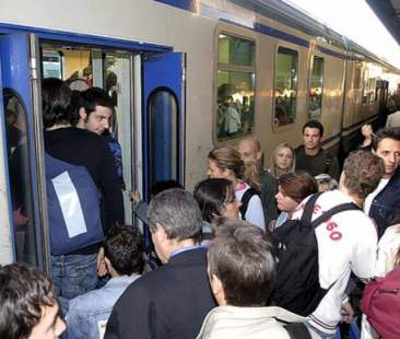 L’odissea degli studenti pendolari tra ritardi e treni soppressi