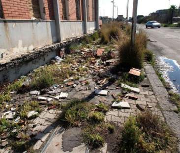 Catania – La zona industriale della città lasciata totalmente nel degrado