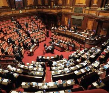 Parlamento abolisce vitalizi ai condannati