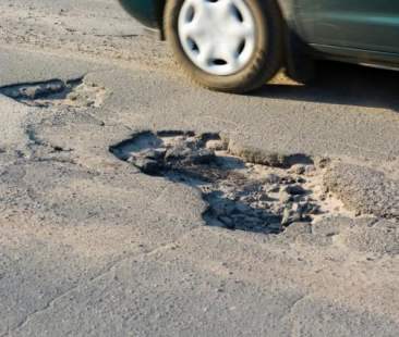 Buche, mancanza di illuminazione e manutenzione carente: la strada scrive una lettera al Comune
