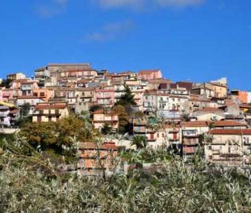 Malvagna, piccolo centro messinese tra il vulcano Etna e il Monte Mojo