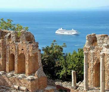 Gli stranieri tengono a galla l’industria blu