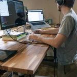 Addio alla scrivania in ufficio, benvenuta “standing desk”