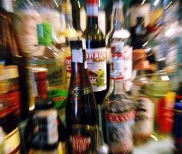 Bere, fumare e drogarsi: i vizi per entrare nel giro dei coetanei