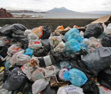 La monnezza di Napoli costa carissima all’Italia