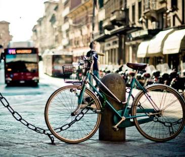 Bici, moto e auto mezzi preferiti dagli italiani