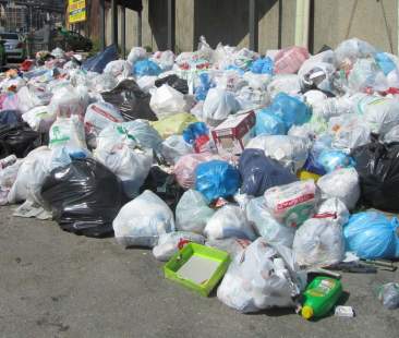 La spietata guerra sulla monnezza rischia di trascinare a fondo la città