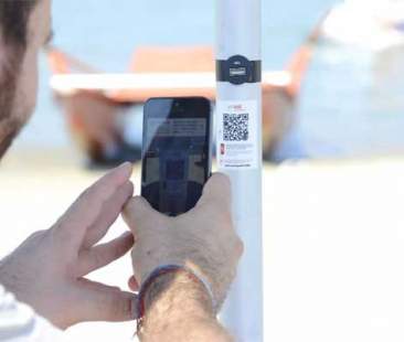 Il cellulare si ricarica sotto l’ombrellone