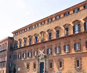 L’Ars vara tre leggi e va in ferie per 22 giorni