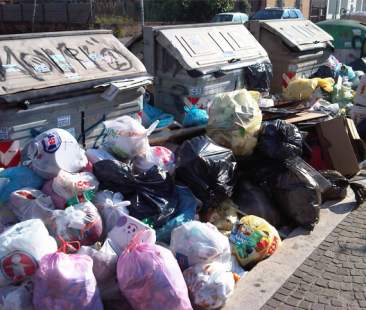 Catania – Rifiuti, sciopero dei dipendenti e la città diventa una discarica