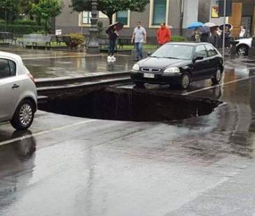 Catania – Città inghiottita dal maltempo, danni a strade e numerosi disagi