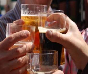 Adolescenti e alcol, in famiglia l’argomento diventa tabù