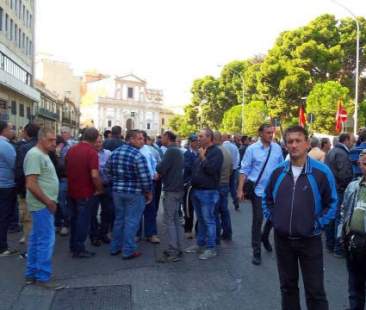 Continua l’assedio dei forestali. Casse della Regione in rosso