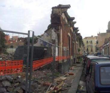 Catania – Demolito un intero isolato senza adeguata segnalazione