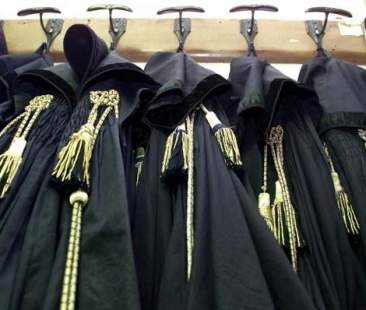 Magistrati, ferie tagliate da 45 a 30 giorni