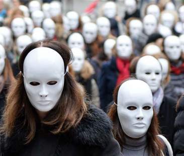 Violenza sulle donne, ogni giorno “contro”