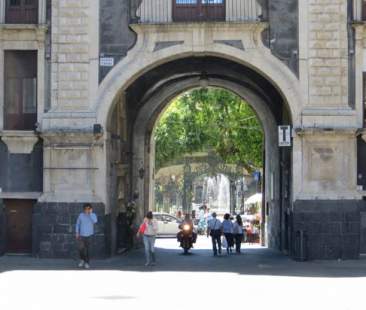 Catania – Chiudere al traffico Porta Uzeda: arrivate in Comune 1.200 firme