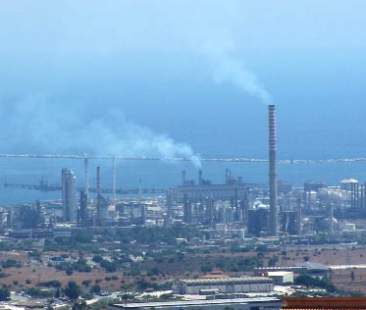 La puzza “molesta” gli augustani. Legambiente esorta interventi