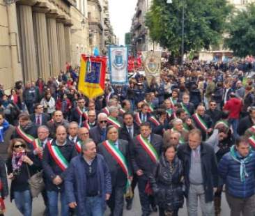 Precari, sindaci e sindacati in piazza per chiedere una soluzione definitiva