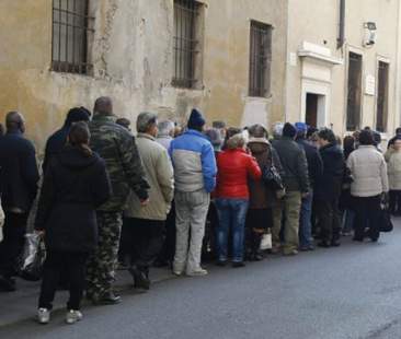 “Ai poveri soltanto le briciole”, senza la Caritas sarebbero soli “Ai poveri soltanto le briciole”, senza la Caritas sarebbero soli