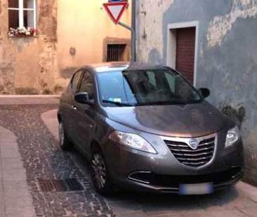 Il parcheggio davanti la porta di casa altrui è sequestro di persona